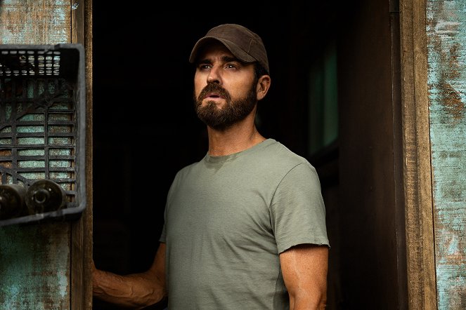 The Mosquito Coast - Season 2 - Talk About the Weather - Photos - Justin Theroux