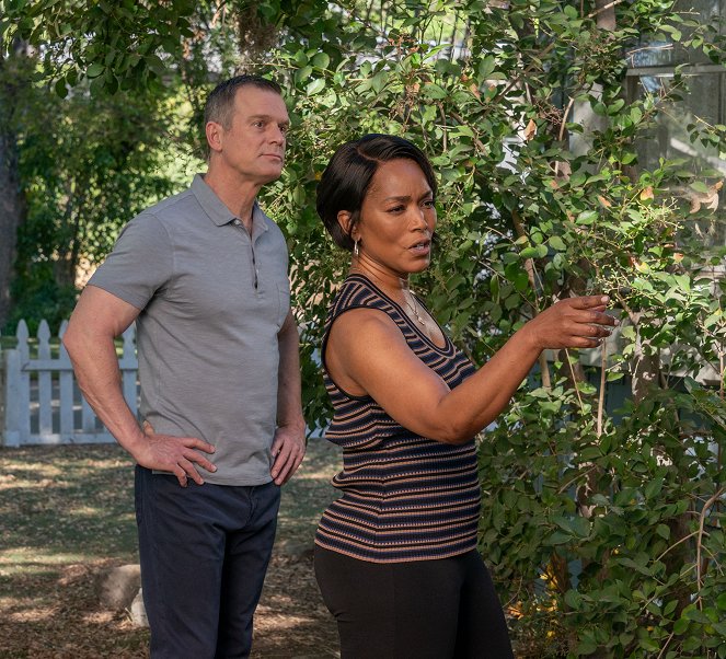 9-1-1 - Season 6 - The Devil You Know - Photos - Peter Krause, Angela Bassett