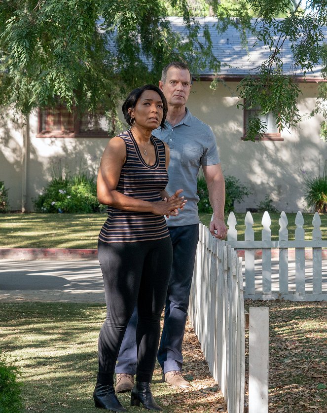 9-1-1 Notruf L.A. - The Devil You Know - Filmfotos - Angela Bassett, Peter Krause