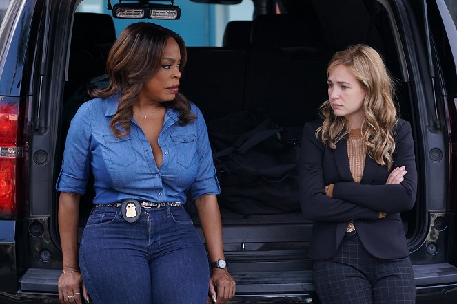 The Rookie: Feds - To Die For - Photos - Niecy Nash, Britt Robertson