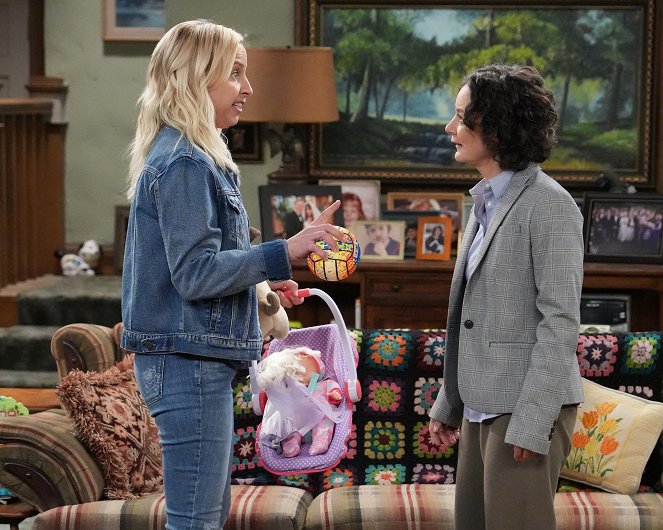 The Conners - Season 5 - A Little Weed and a Bad Seed - Z filmu - Alicia Goranson, Sara Gilbert