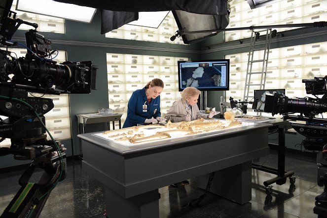 Bones - Season 11 - The Carpals in the Coy-Wolves - Making of