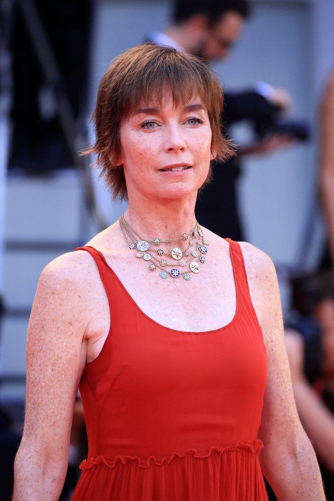 Blondýnka - Z akcií - Netflix Film "Blonde" red carpet at the 79th Venice International Film Festival on September 08, 2022 in Venice, Italy - Julianne Nicholson