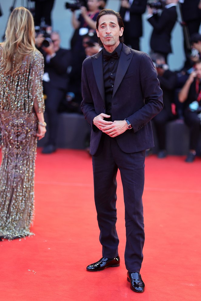 Blondýnka - Z akcií - Netflix Film "Blonde" red carpet at the 79th Venice International Film Festival on September 08, 2022 in Venice, Italy - Adrien Brody