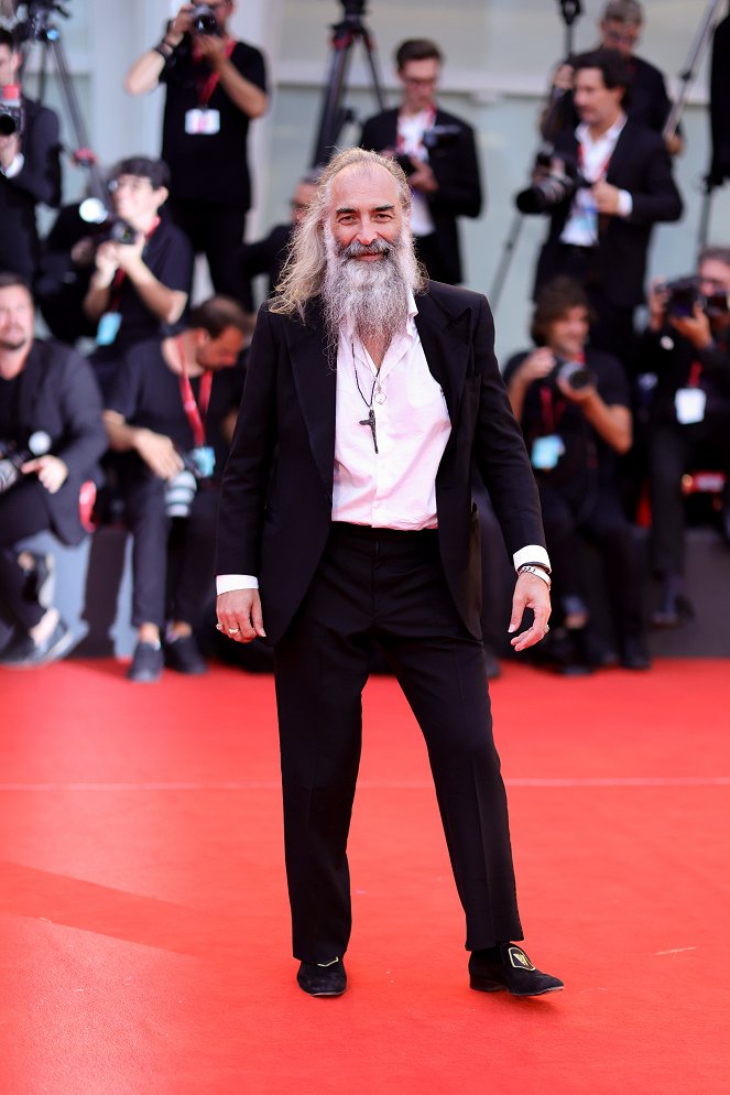 Blondýnka - Z akcií - Netflix Film "Blonde" red carpet at the 79th Venice International Film Festival on September 08, 2022 in Venice, Italy - Warren Ellis