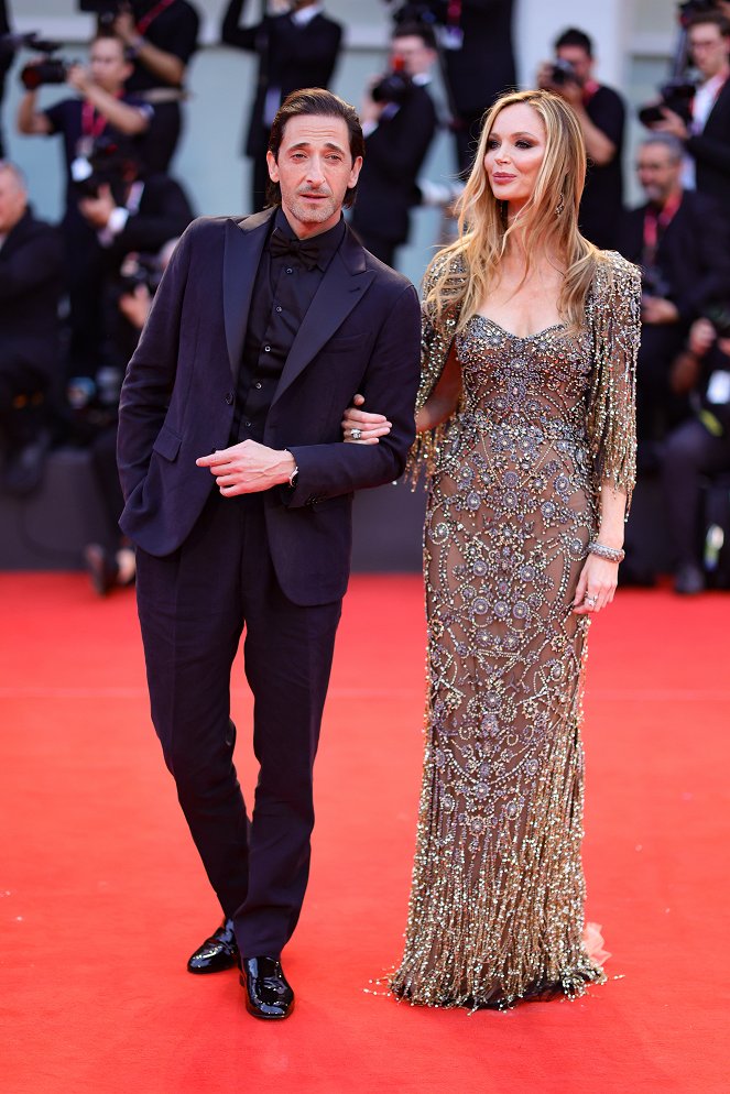 Blondýnka - Z akcií - Netflix Film "Blonde" red carpet at the 79th Venice International Film Festival on September 08, 2022 in Venice, Italy - Adrien Brody, Georgina Chapman