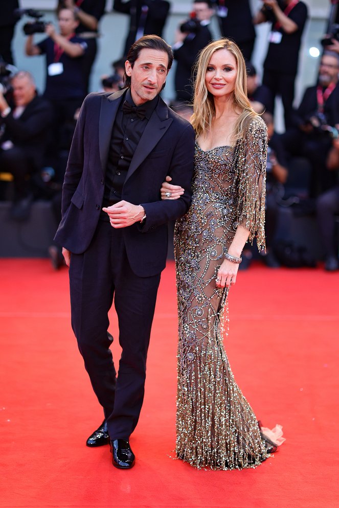 Blondýnka - Z akcií - Netflix Film "Blonde" red carpet at the 79th Venice International Film Festival on September 08, 2022 in Venice, Italy - Adrien Brody, Georgina Chapman