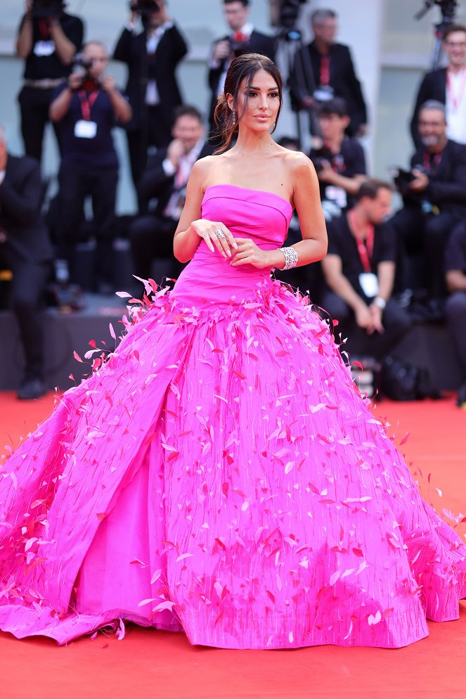 Blondýnka - Z akcií - Netflix Film "Blonde" red carpet at the 79th Venice International Film Festival on September 08, 2022 in Venice, Italy - Rosa Perrotta