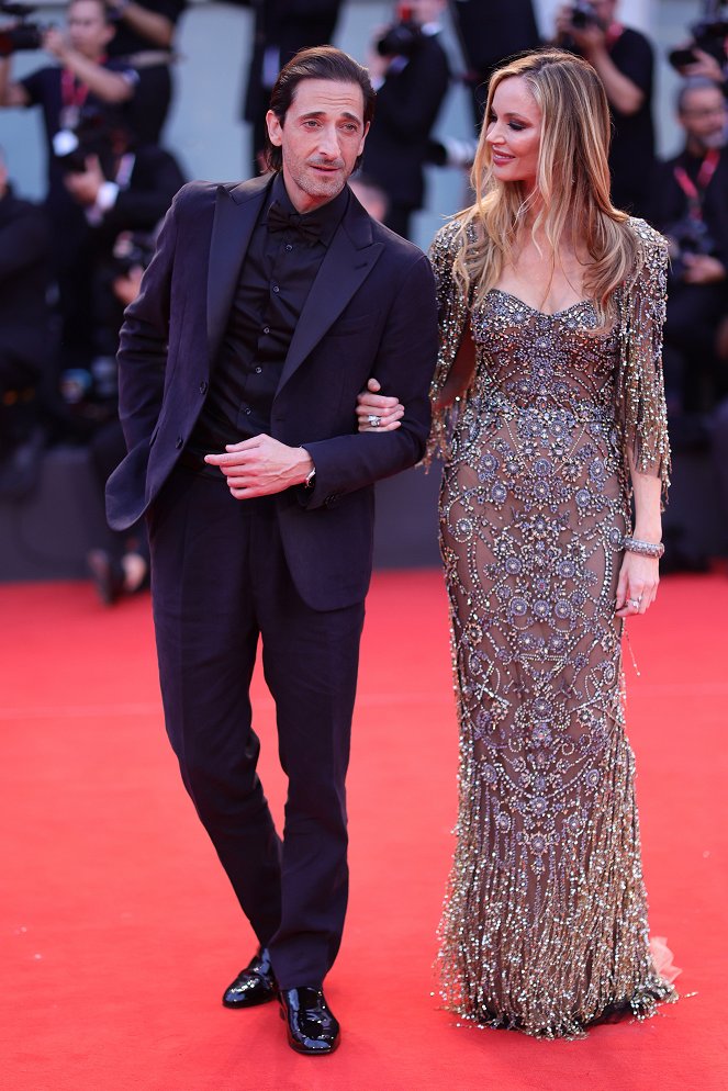 Blondýnka - Z akcií - Netflix Film "Blonde" red carpet at the 79th Venice International Film Festival on September 08, 2022 in Venice, Italy - Adrien Brody, Georgina Chapman