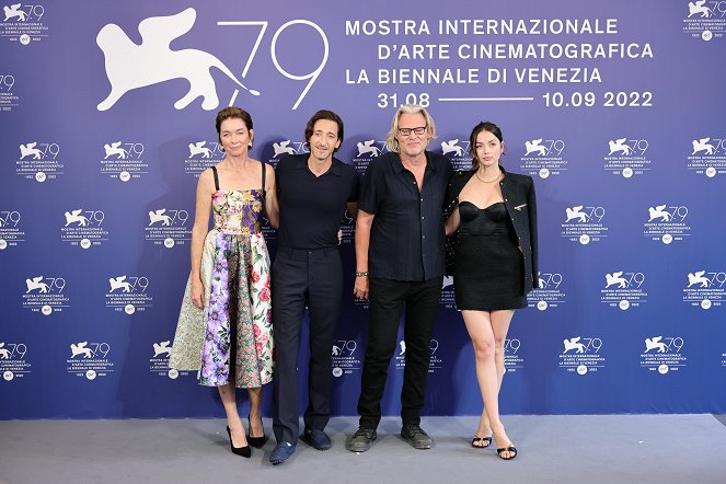 Blondýnka - Z akcí - Photocall for the Netflix Film "Blonde" at the 79th Venice International Film Festival on September 08, 2022 in Venice, Italy - Julianne Nicholson, Adrien Brody, Andrew Dominik, Ana de Armas