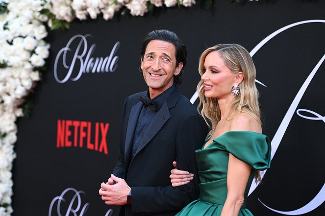 Blondýnka - Z akcí - Los Angeles Premiere Of Netflix's "Blonde" on September 13, 2022 in Hollywood, California - Adrien Brody, Georgina Chapman