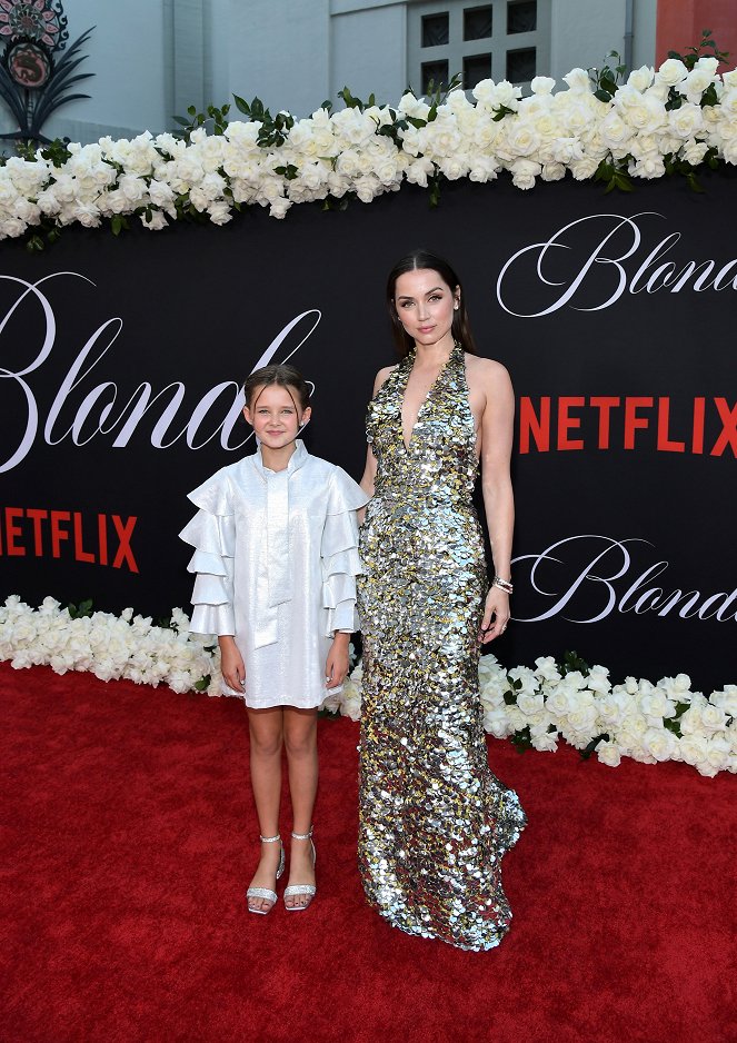 Blondýnka - Z akcií - Los Angeles Premiere Of Netflix's "Blonde" on September 13, 2022 in Hollywood, California - Lily Fisher, Ana de Armas