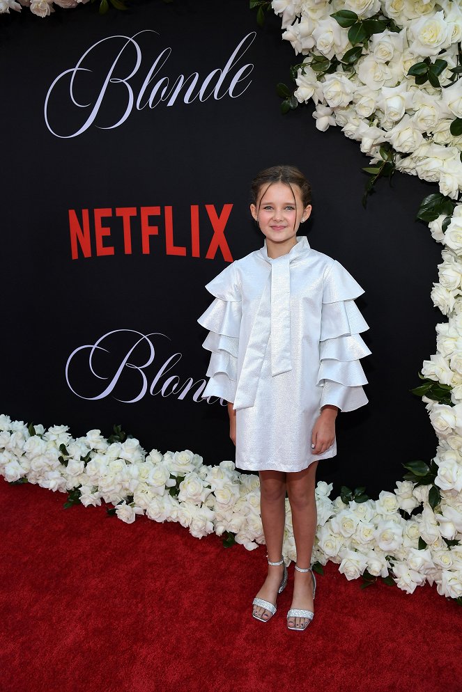 Blondýnka - Z akcií - Los Angeles Premiere Of Netflix's "Blonde" on September 13, 2022 in Hollywood, California - Lily Fisher