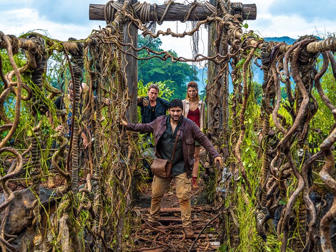 Jack Mimoun et les secrets de Val Verde - Van film - Benoît Magimel, Malik Bentalha, Joséphine Japy