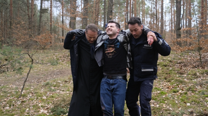 Ojciec Mateusz - Season 28 - Póki śmierć nas nie rozłączy - Photos - Artur Żmijewski, Damian Kulec, Rafal Cieszynski