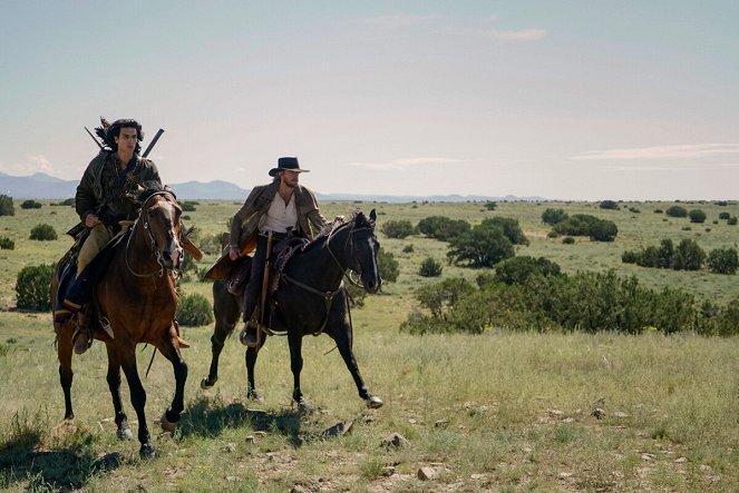 Walker: Independence - Home to a Stranger - Photos - Justin Johnson Cortez, Matt Barr