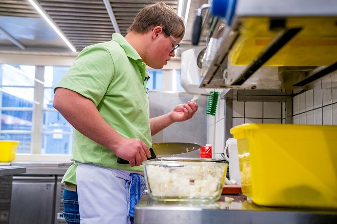 Zum Schwarzwälder Hirsch - Eine außergewöhnliche Küchencrew und Tim Mälzer - Kuvat elokuvasta