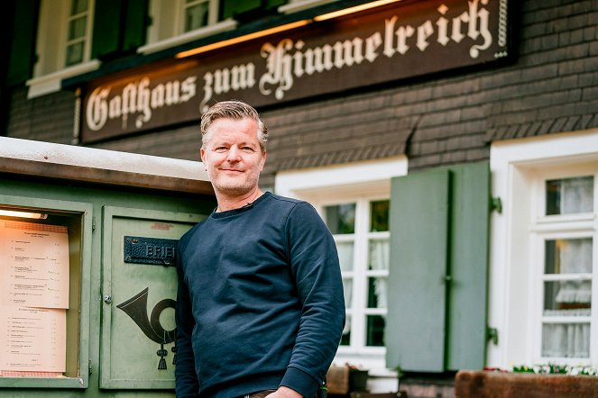 Zum Schwarzwälder Hirsch - Eine außergewöhnliche Küchencrew und Tim Mälzer - Werbefoto - André Dietz