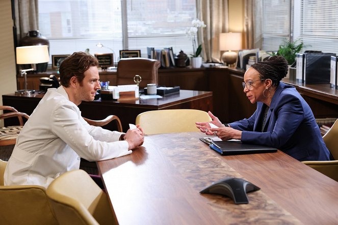 Chicago Med - And Now We Come to the End - Van film - Nick Gehlfuss, S. Epatha Merkerson