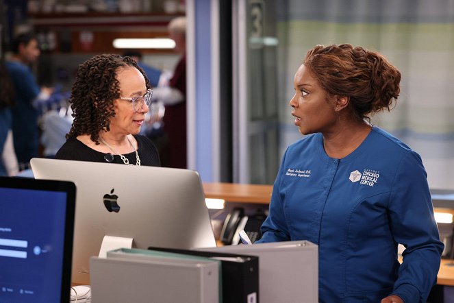 Chicago Med - Season 7 - Lying Doesn't Protect You from the Truth - Photos - S. Epatha Merkerson, Marlyne Barrett