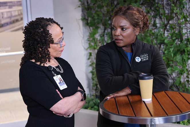 Chicago Med - Lying Doesn't Protect You from the Truth - Van film - S. Epatha Merkerson, Marlyne Barrett