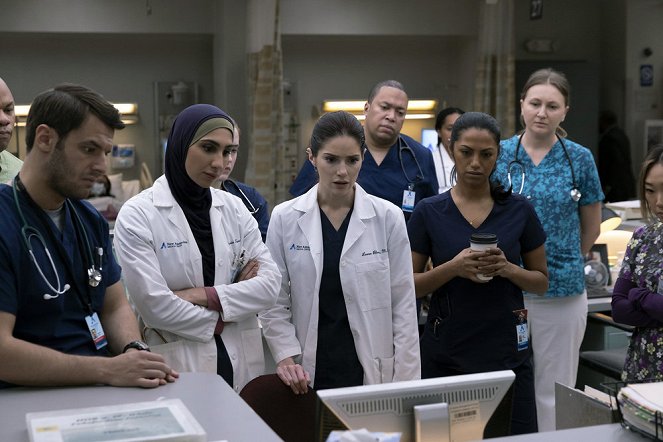 Szpital New Amsterdam - Season 4 - Będę twoim schronieniem - Z filmu - Olivia Khoshatefeh, Janet Montgomery, Shiva Kalaiselvan