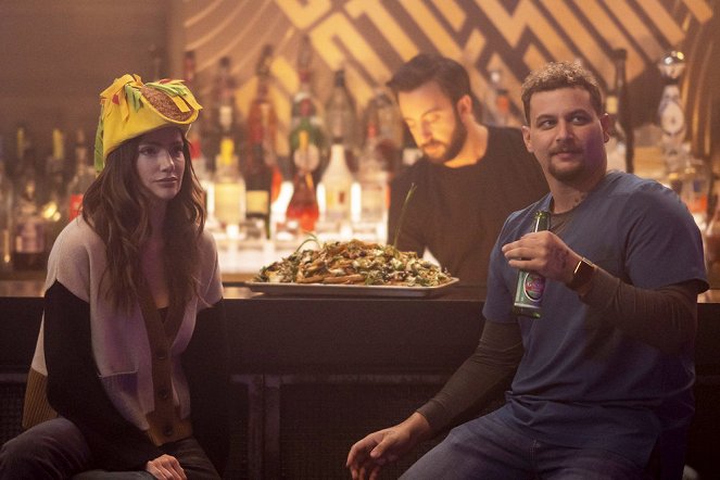 New Amsterdam - Karaoke-Abend - Filmfotos - Janet Montgomery, Alejandro Hernandez