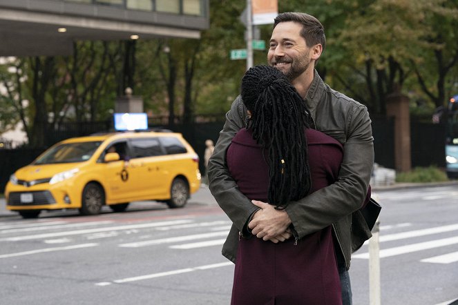 New Amsterdam - Death Is the Rule. Life Is the Exception - Van film - Ryan Eggold
