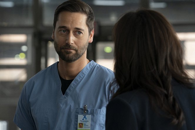 Szpital New Amsterdam - W obcym kraju - Z filmu - Ryan Eggold