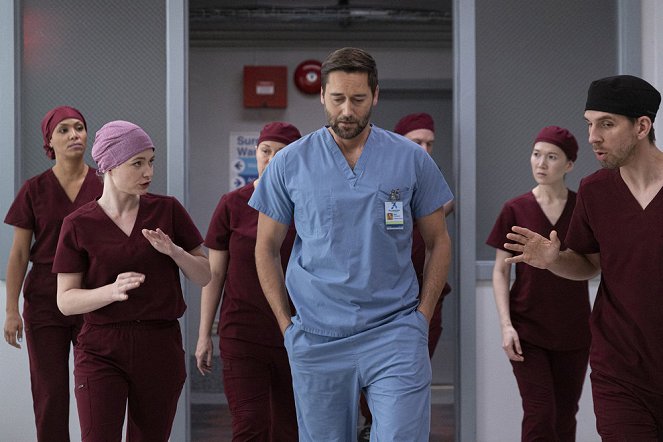 New Amsterdam - Laughter and Hope and a Sock in the Eye - Van film - Frances Turner, Sandra Mae Frank, Ryan Eggold, Conner Marx