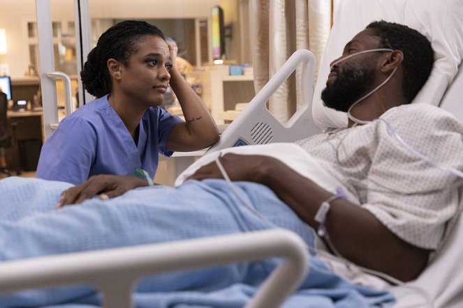 New Amsterdam - Laughter and Hope and a Sock in the Eye - Van film - Freema Agyeman, Tobias Truvillion