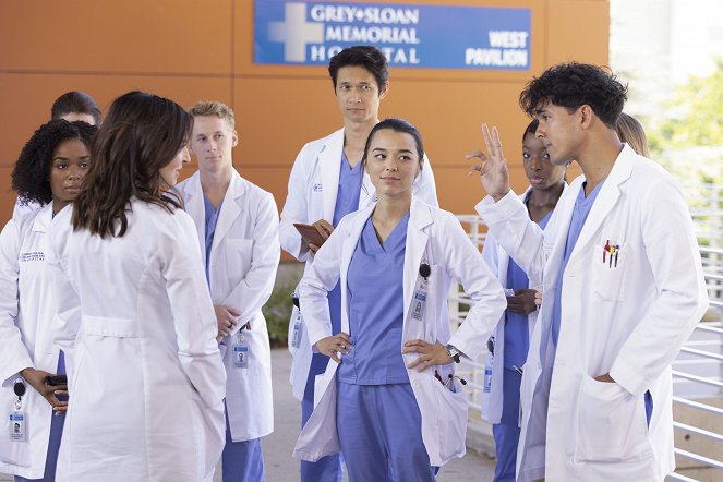 Grey's Anatomy - Season 19 - Everything Has Changed - Photos - Alexis Floyd, Caterina Scorsone, Harry Shum Jr., Midori Francis, Niko Terho