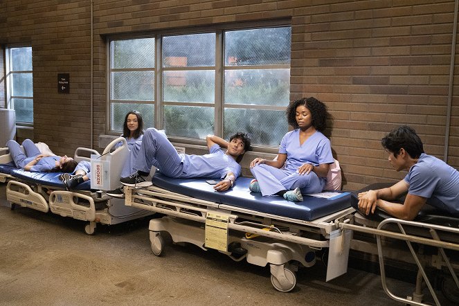 Grey's Anatomy - Season 19 - Everything Has Changed - Photos - Midori Francis, Niko Terho, Alexis Floyd, Harry Shum Jr.