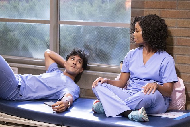 Grey's Anatomy - Die jungen Ärzte - Season 19 - Die Neuen - Filmfotos - Niko Terho, Alexis Floyd