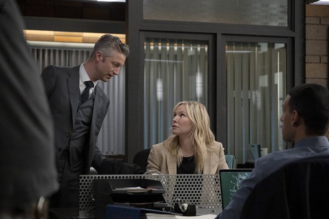 Law & Order: Special Victims Unit - Season 23 - Did You Believe in Miracles - Photos - Peter Scanavino, Kelli Giddish