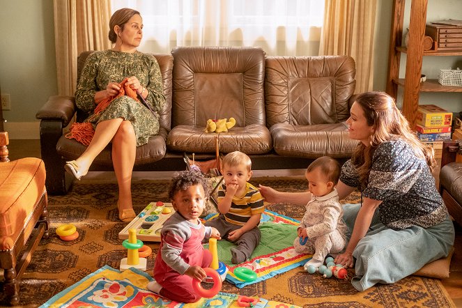 This Is Us - Season 6 - Don't Let Me Keep You - Photos - Laura Niemi, Mandy Moore