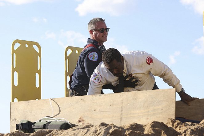 Chicago Fire - The Center of the Universe - Photos - Taylor Kinney, Eamonn Walker