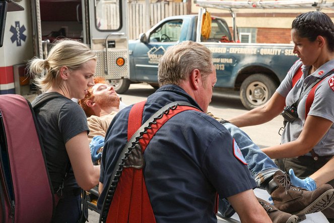 Chicago Fire - Season 11 - Erste Ungewissheit - Filmfotos - Kara Killmer, Miranda Ray Mayo