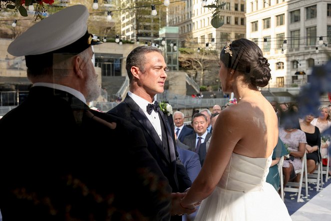 Chicago Fire - The Magnificent City of Chicago - Photos - Taylor Kinney