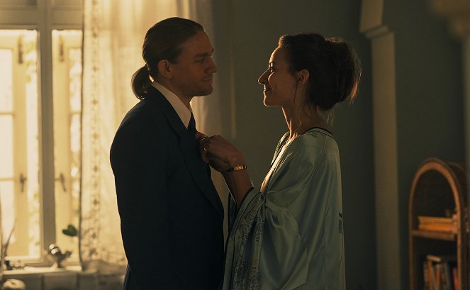 Shantaram - The Three Nos - Filmfotók - Charlie Hunnam, Antonia Desplat