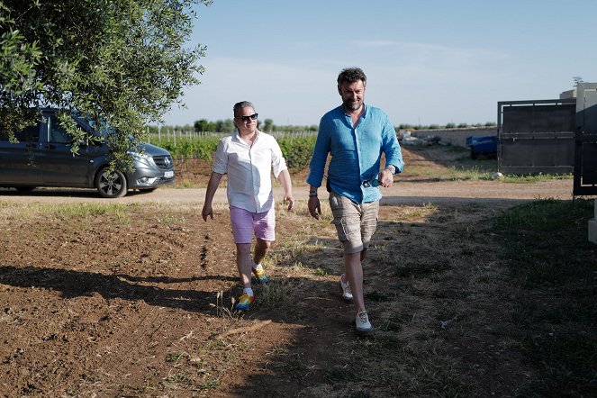 Manu a Matěj na cestě do Apulie - Nejlepší škeble na světě a primitivní víno – Směr Salento - Filmfotos