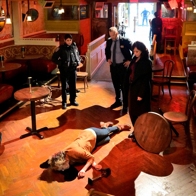 Blue Bloods - Crime Scene New York - Fallen Heroes - Photos - Donnie Wahlberg, Marisa Ramirez