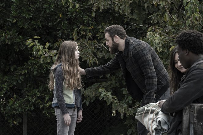 The Walking Dead - A New Deal - Photos - Anabelle Holloway, Ross Marquand