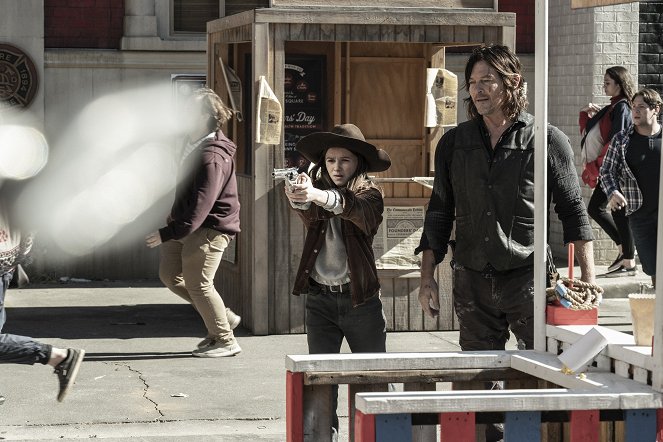 The Walking Dead - A New Deal - Photos - Cailey Fleming, Norman Reedus