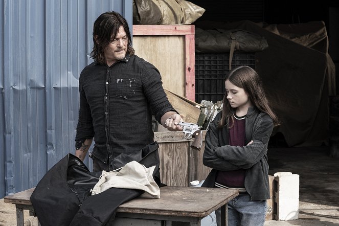 The Walking Dead - A New Deal - Photos - Norman Reedus, Cailey Fleming