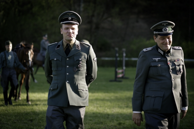 Wojenne dziewczyny - Episode 7 - Film - Maciej Mikolajczyk, Peter Wolf