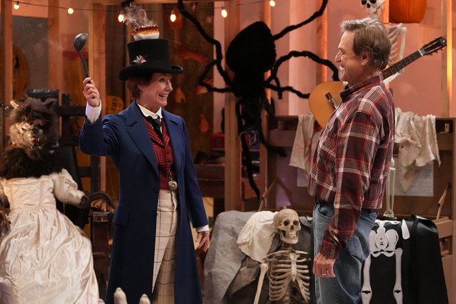 The Conners - Season 5 - Book Bans and Guillotine Hands - Photos - Laurie Metcalf, John Goodman