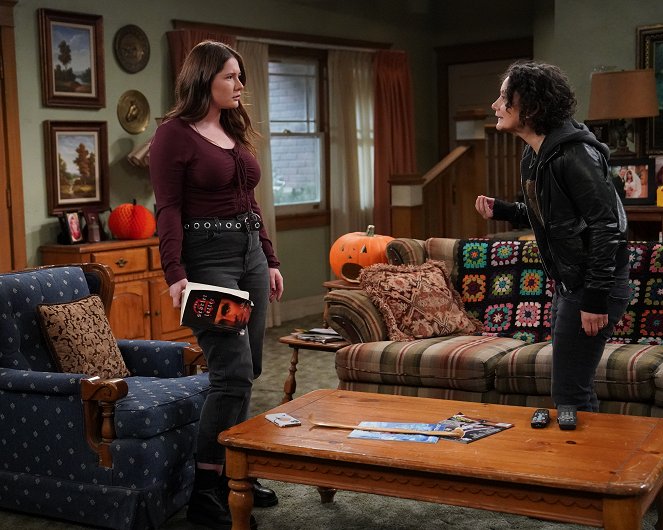 Die Conners - Season 5 - Book Bans and Guillotine Hands - Filmfotos - Emma Kenney, Sara Gilbert