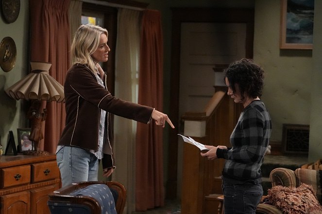 The Conners - Season 5 - Book Bans and Guillotine Hands - Photos - Alicia Goranson, Sara Gilbert