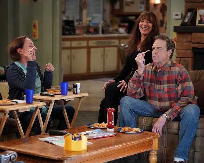 The Conners - Take This Job and Shove It Twice - Photos - Laurie Metcalf, Katey Sagal, John Goodman